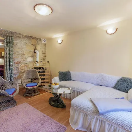 Beautiful Home In Pula With Wifi *
